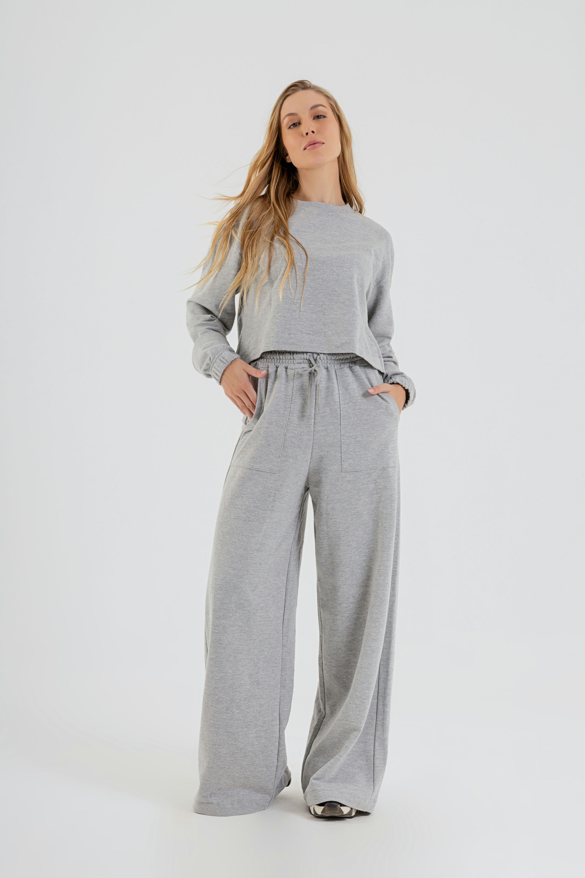 Blusão Cropped Básico em Moletom Feminino Adulto (Cinza) Just Basic - Imagem 2