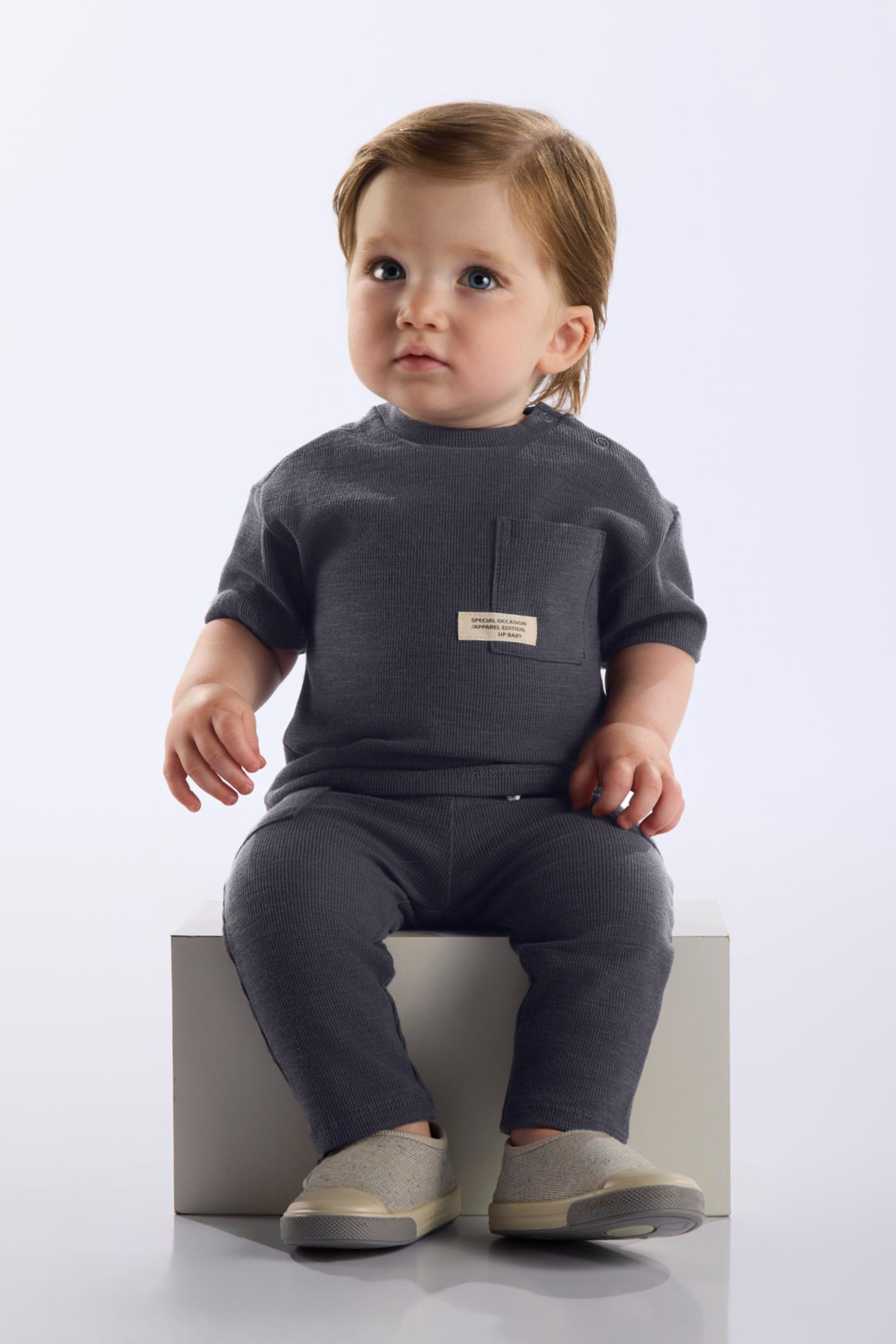 Conjunto com Camiseta e Calça para Bebê Menino (Cinza Escuro) Up Baby