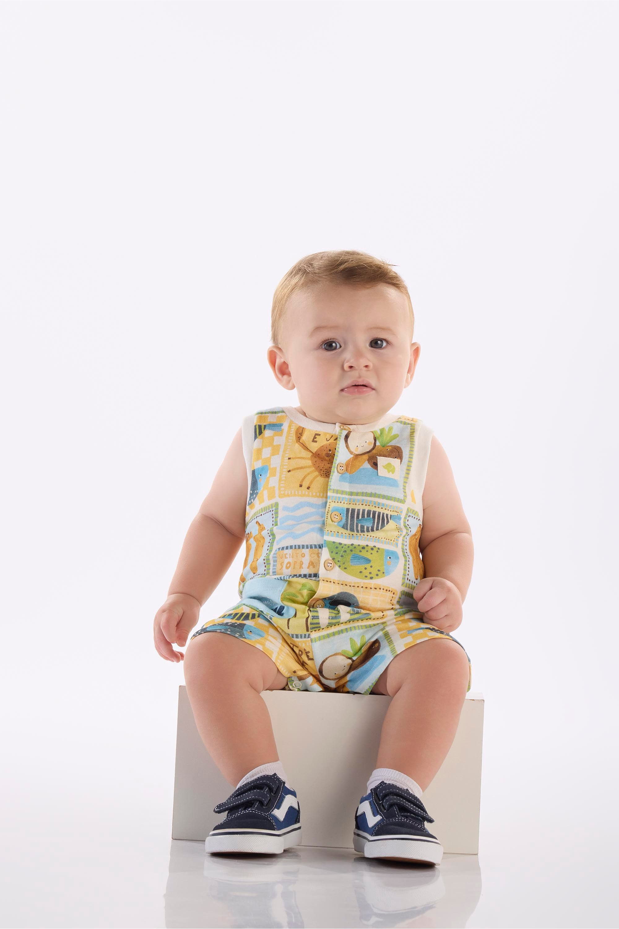 Macaquinho Solar para Bebê Menino em Algodão (Off White) Três e Já