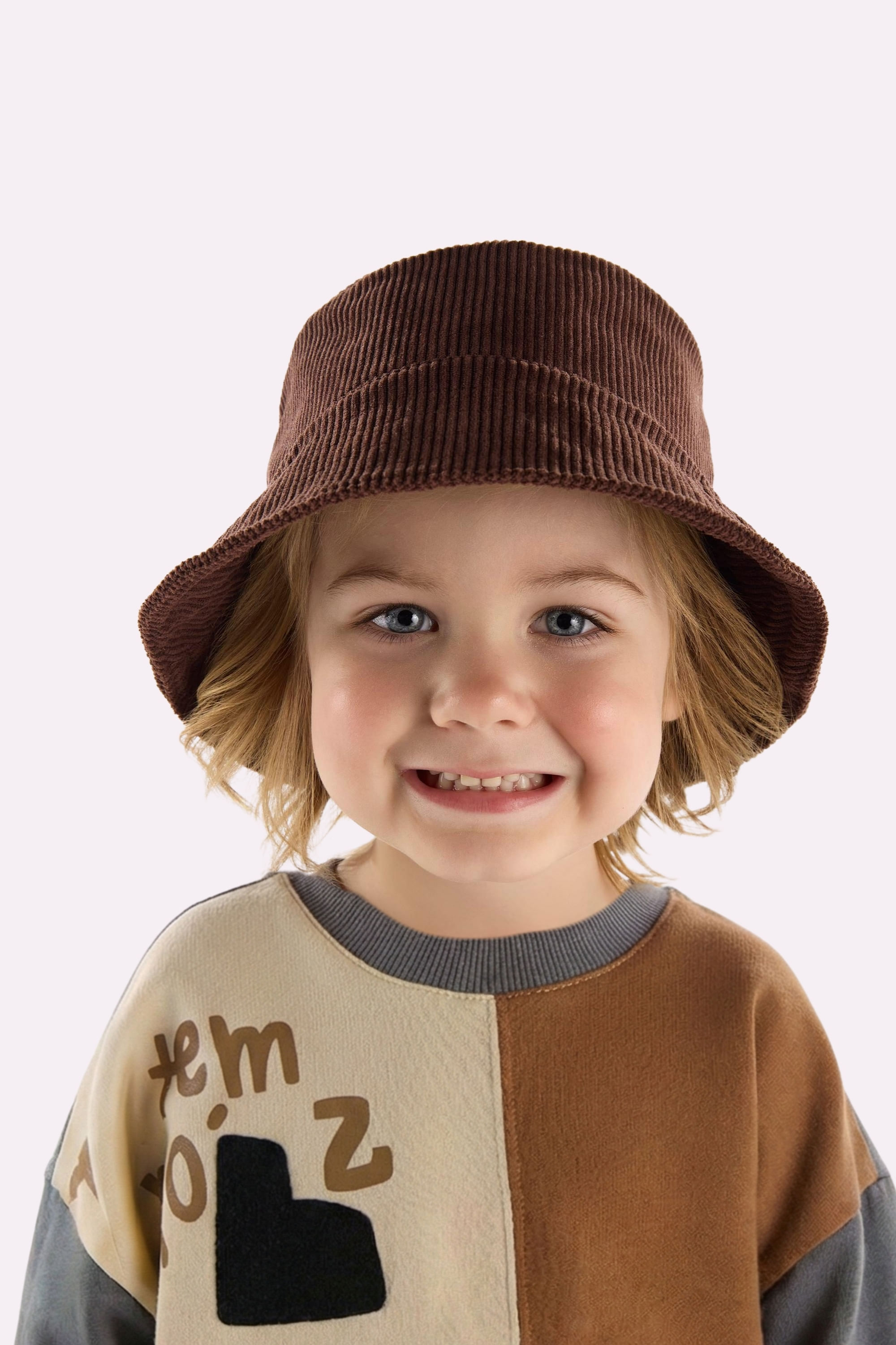 Chapéu Infantil Veludo Cotelê (Marrom) Três e Já