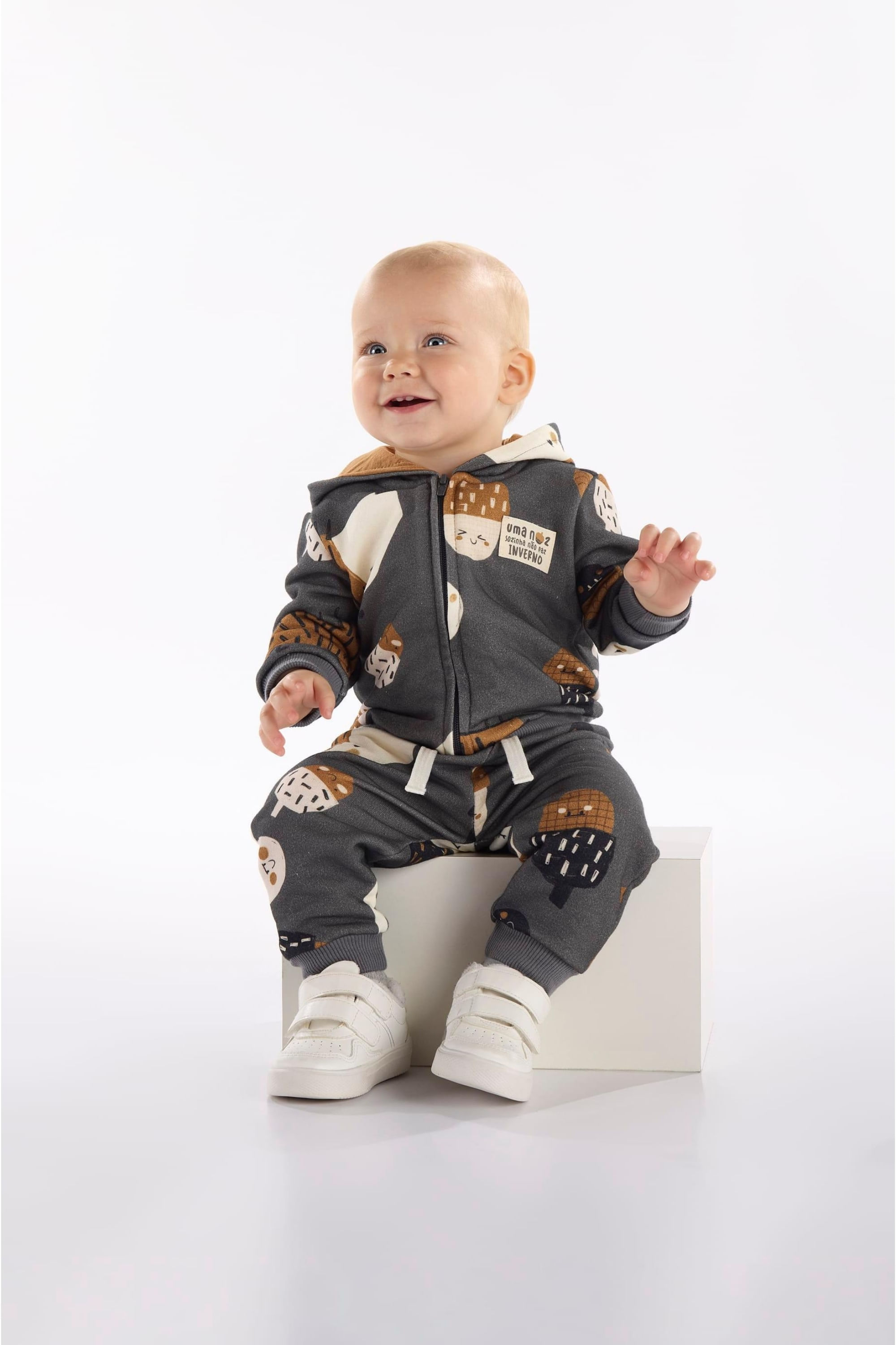 Conjunto Nozes Bebê Menino com Jaqueta e Calça Jogger (Cinza) Três e Já